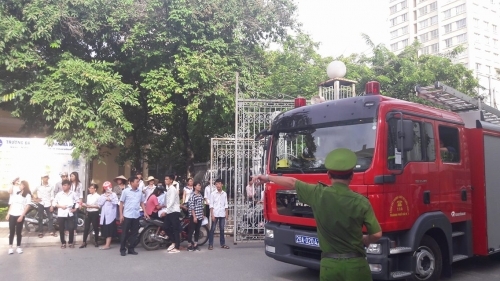 ĐH Sư phạm Hà Nội cháy lớn, thí sinh thi THPT 2016 chạy toán loạn - Ảnh 6