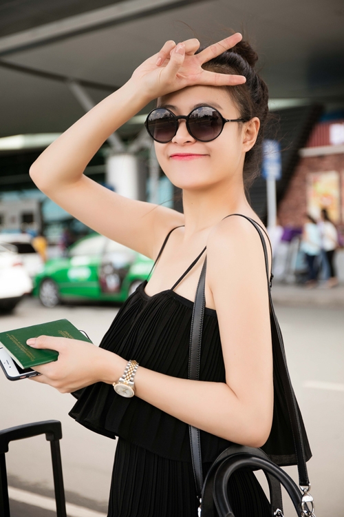 hoang-thuy-linh-mac-goi-cam-xach-tui-hieu-o-san-bay-4