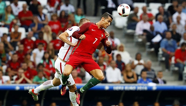 Cristiano Ronaldo, Ronaldo, Ronaldo núp lưng đồng đội, Bồ Đào Nha, Ba Lan, EURO 2016