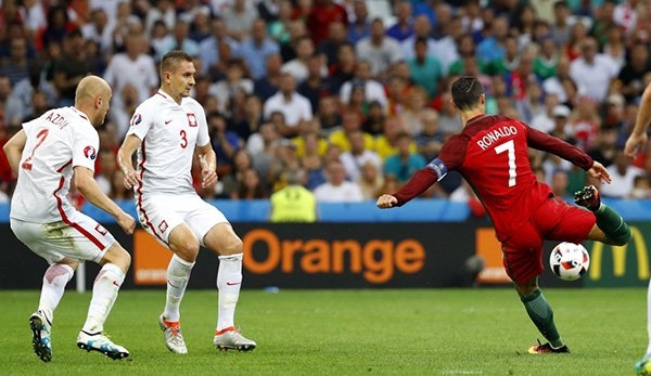 Cristiano Ronaldo, Ronaldo, Ronaldo núp lưng đồng đội, Bồ Đào Nha, Ba Lan, EURO 2016