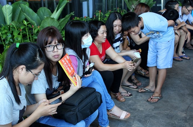 Xep hang 3 tieng cho vao TTTM moi khai truong o Sai Gon hinh anh 3