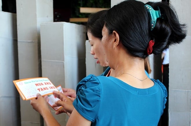 Xep hang 3 tieng cho vao TTTM moi khai truong o Sai Gon hinh anh 4