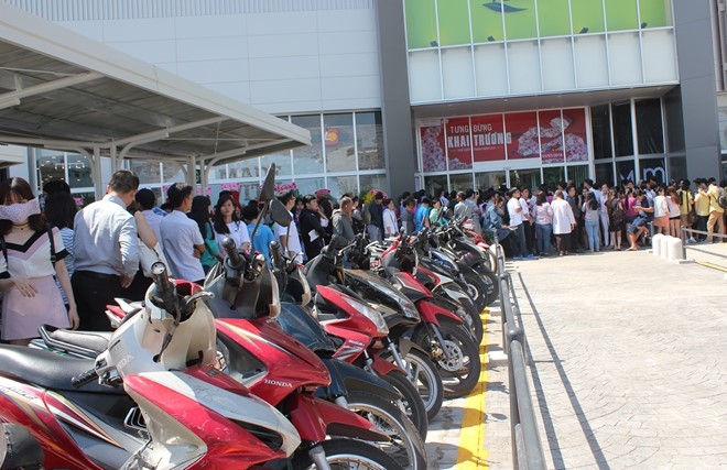 Xep hang 3 tieng cho vao TTTM moi khai truong o Sai Gon hinh anh 6