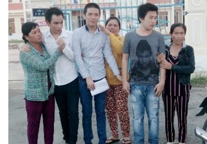 Ba thanh nien keu oan o mien Tay duoc tai ngoai hinh anh 1