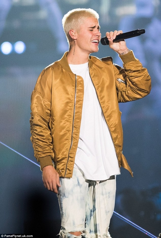 Đá nước vào vũ công, Justin Bieber trượt ngã dập mông trong concert - Ảnh 1.