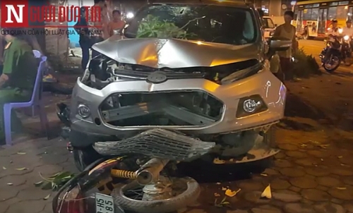 Ô tô điên đâm trọng thương 1 phụ nữ, nát 3 xe máy, gẫy 1 cây hoa sữa - Ảnh 1