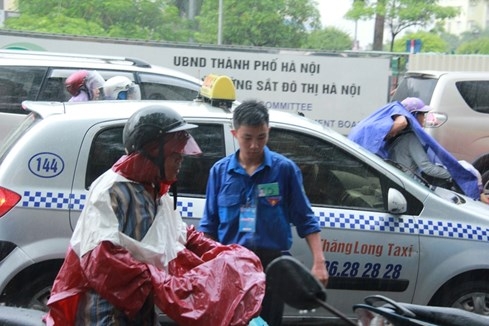 Thí sinh Hà Nội gặp mưa lớn cuối ngày thi thứ 2 - ảnh 2