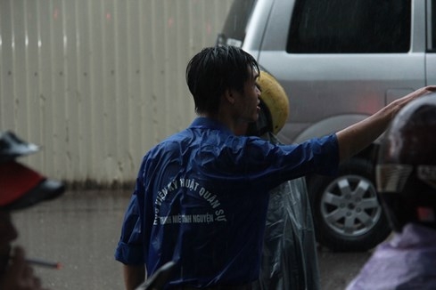 Thí sinh Hà Nội gặp mưa lớn cuối ngày thi thứ 2 - ảnh 3