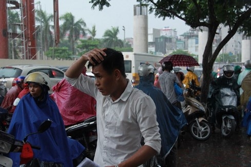 Thí sinh Hà Nội gặp mưa lớn cuối ngày thi thứ 2 - ảnh 5
