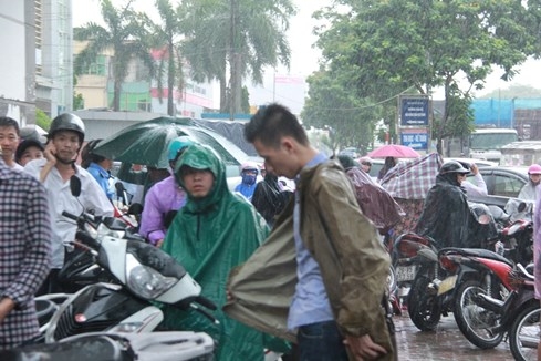 Thí sinh Hà Nội gặp mưa lớn cuối ngày thi thứ 2 - ảnh 7