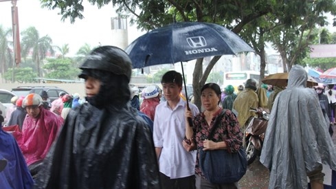 Thí sinh Hà Nội gặp mưa lớn cuối ngày thi thứ 2 - ảnh 8