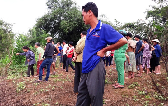  Đông đảo người dân hiếu kỳ đến xem. 