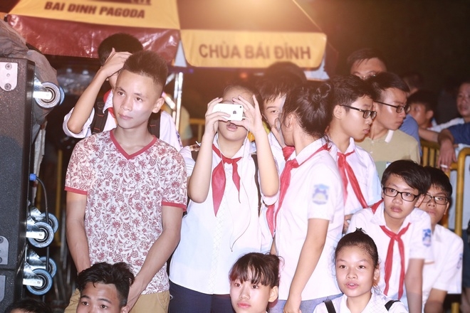 Fan rượt đuổi Sơn Tùng M-TP sau đêm nhạc