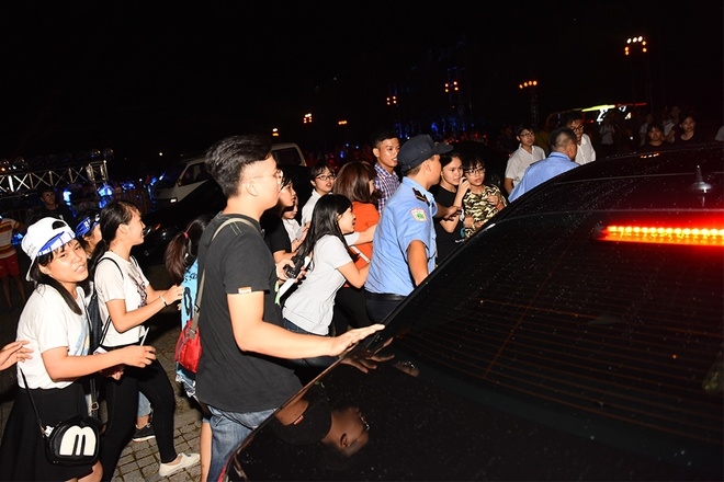 Fan rượt đuổi Sơn Tùng M-TP sau đêm nhạc