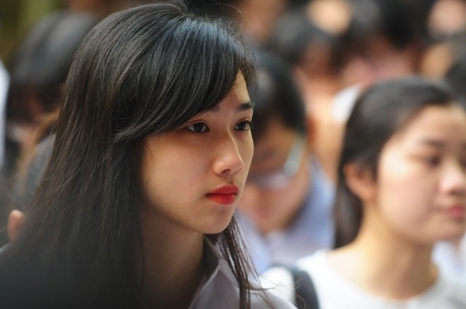 Nu sinh giong Luu Diec Phi bi chup len trong phong thi hinh anh 2