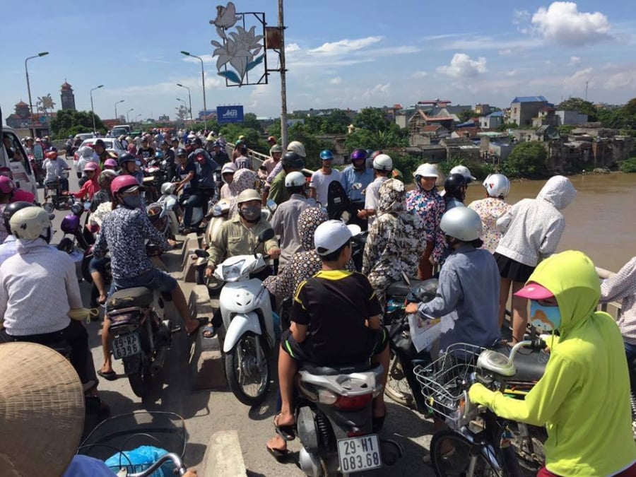 Người dân bàng hoàng khi thấy cô gái trẻ gieo mình xuống sông Đào tự vẫn vào sáng ngày 26/6
