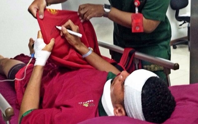 Chris Smalling nhap vien khan cap vi sua can hinh anh 2