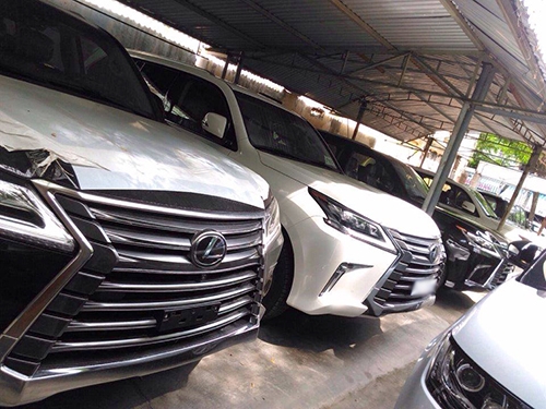 dan-suv-hang-sang-khung-trong-garage-o-da-nang