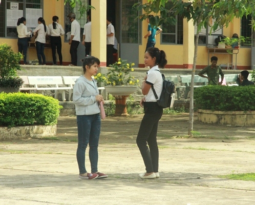 Thí sinh trao đổi bài sau môn thi Lịch sử