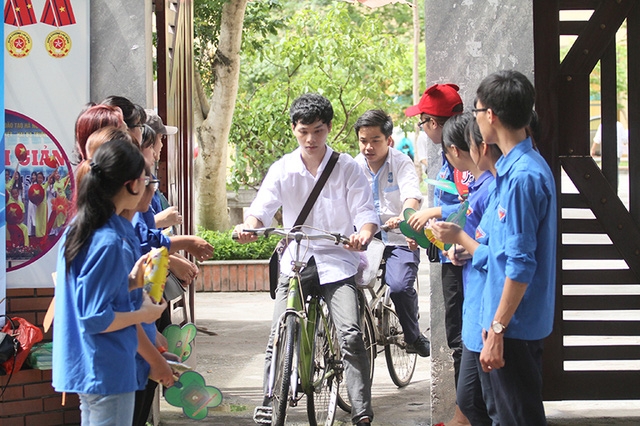 Thí sinh tan thi môn Lịch sử tại điểm trường THPT Đoàn Kết (Hai Bà Trưng, Hà Nội). (Ảnh: Mai Châm)