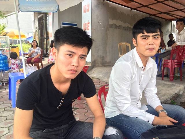 Em Đinh Hữu Cương và em Nguyễn Văn Thanh cho hay đề Lịch sử năm nay khó và dài (Ảnh: Việt Linh)