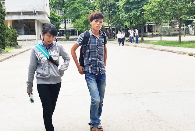 Khoảng hơn 9h30 nhiều thí sinh tại hội đồng Đại học Sư phạm Huế B đã nộp bài ra về