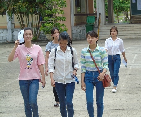  Nhiều thí sinh hoàn thành xong bài thi môn Lịch sử sớm. (Ảnh: Tiến Thành) 
