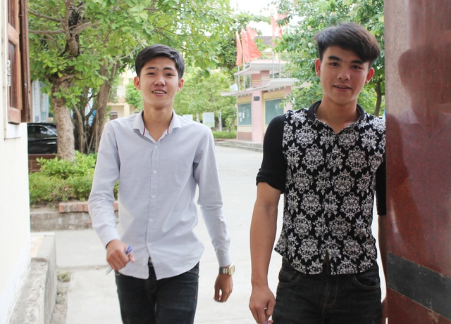 Thí sinh Nguyễn Ngọc Thạch (áo trắng) cho rằng câu hỏi tự luận gây được hứng thú cho học sinh khi đề cập đến trách nhiệm của tuổi trẻ đối với vấn đề đại đoàn kết dân tộc.
