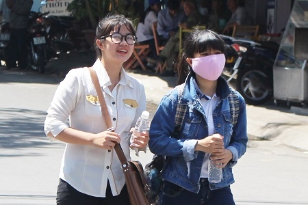 Thí sinh ra về sau môn Sử trưa 4/7 tại điểm thi ĐH Nha Trang - Ảnh: Viết Hảo