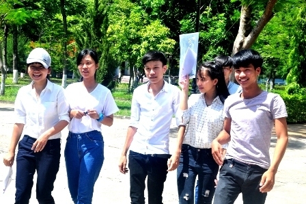 Rất đông thí sinh tại cụm thi 41 ĐH Quảng Nam ra về khi hết 2/3 thời gian làm bài