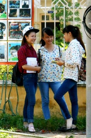 Các thí sinh tại cụm thi Hội An rất thích thú với câu hỏi mở của đề thi Lịch Sử (Ảnh: C.Bính-N.Linh)