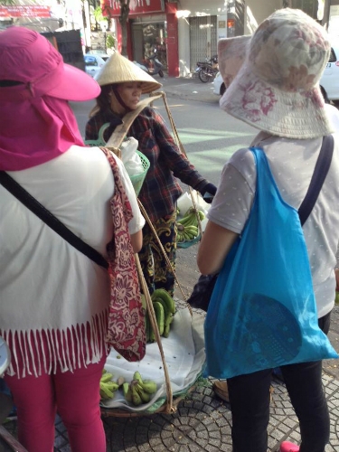 du-khach-trung-quoc-quay-roi-chi-ban-chuoi-o-da-nang-1