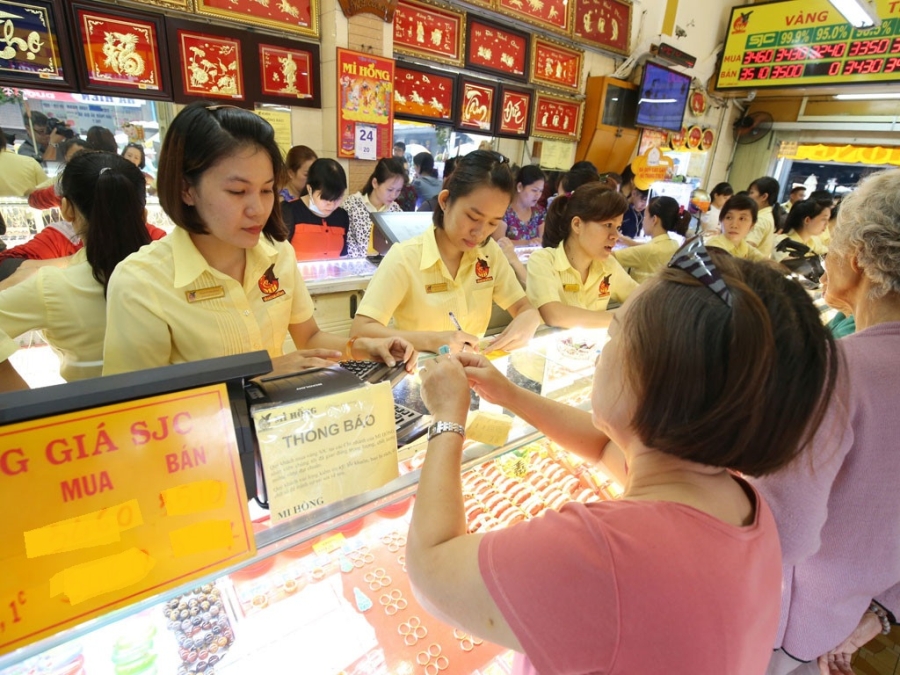  Giá vàng đang tăng mạnh, người cầm vàng sợ bẫy giá nên vẫn nín thở chờ thời. 