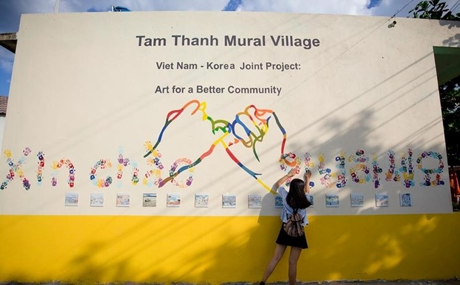 Lang bich hoa dau tien tai Viet Nam thu hut gioi tre hinh anh 1