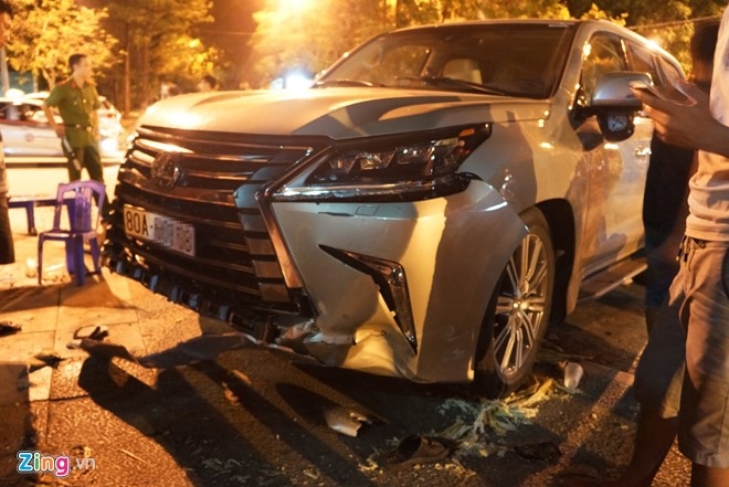 Lexus 570 dam nat nhieu xe may, 5 nguoi trong thuong hinh anh 2