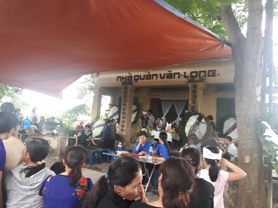 Gia đình chuẩn bị tang lễ cho nữ sinh Nguyễn Thị Ngân (SN 1997) ở huyện Bắc Từ Liêm, TP Hà Nội Ảnh: NGUYỄN HƯỞNG