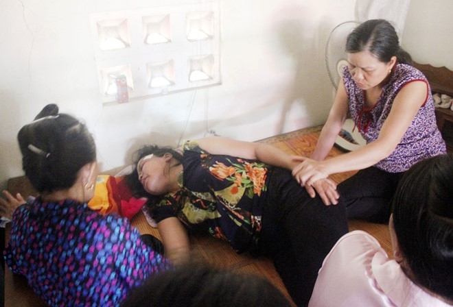 Que ngheo tien biet nu sinh Ngoai thuong bi lu cuon hinh anh 1