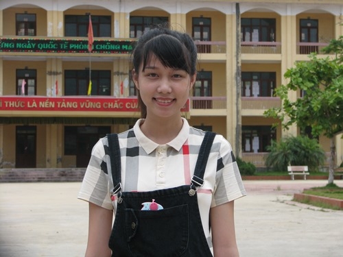 thieu-nu-xinh-dep-mot-minh-mot-hoi-dong-thi-mon-su-1
