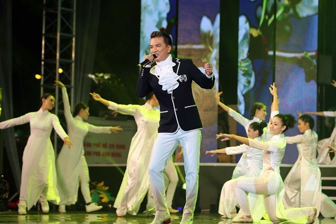 Thu Minh mac ruom ra trong chuong trinh nhac cach mang hinh anh 6