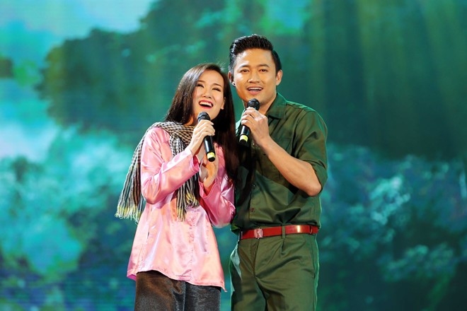 Thu Minh mac ruom ra trong chuong trinh nhac cach mang hinh anh 7