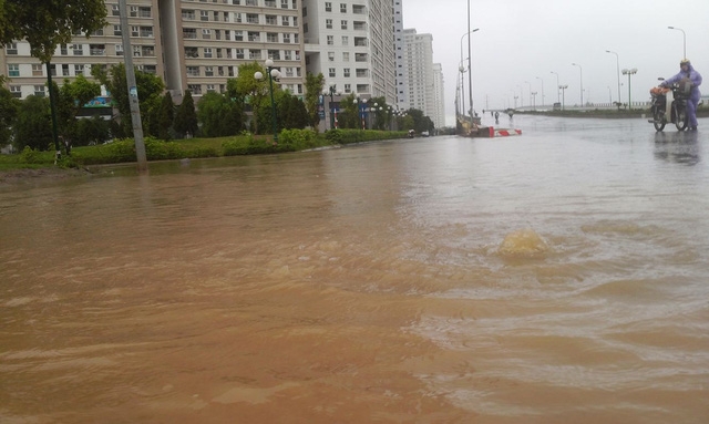  Sau cơn mưa kéo dài 1 giờ đồng hồ, trưa 5/7, khu chung cư HH2 Dương Nội trở thành ốc đảo. Ảnh: H.Phương 