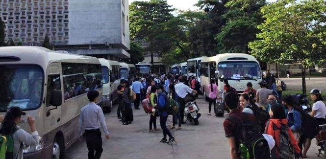 Các đoàn cán bộ và sinh viên Trường ĐH sư phạm Huế xuất phát ra Hà Tĩnh coi thi tốt nghiệp THPT 2016 /// - Ảnh: ĐÌNH TOÀN
