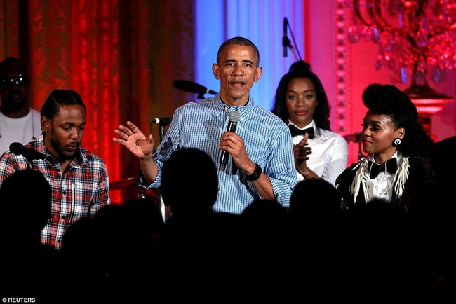 Obama khiến con gái lớn bối rối khi hát mừng sinh nhật cô bé bằng giọng hát... lệch tông - Ảnh 1.