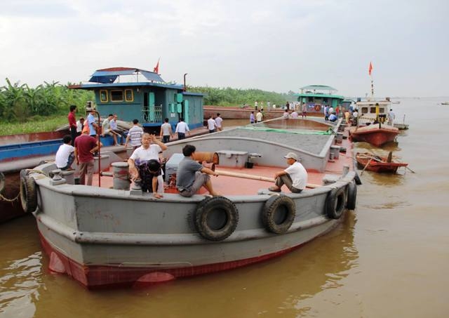 Người dân ngóng chờ tin tức của đội tìm kiếm cứu nạn
