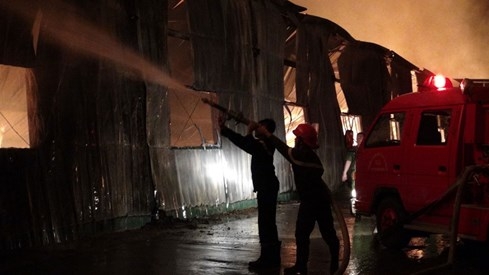 Cháy lớn ở công ty sản xuất khung hình - ảnh 1