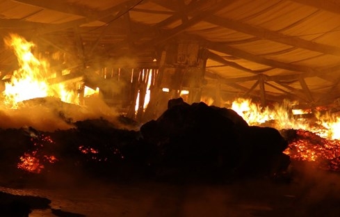 Cháy lớn ở công ty sản xuất khung hình - ảnh 2