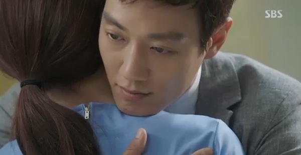 Doctors: Tức cảnh sinh tình, Kim Rae Won khóa môi Park Shin Hye dưới mưa - Ảnh 16.