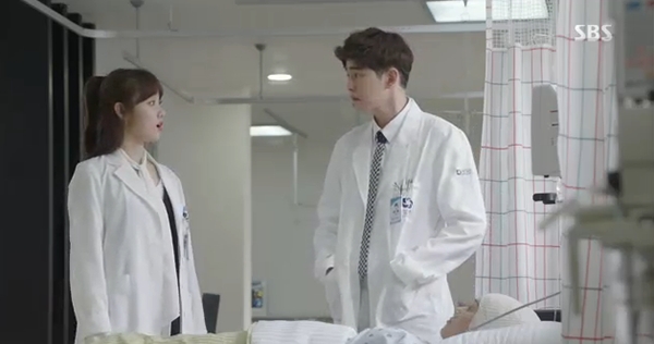 Doctors: Tức cảnh sinh tình, Kim Rae Won khóa môi Park Shin Hye dưới mưa - Ảnh 25.