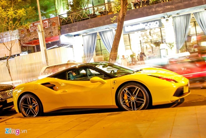 Ferrari 488 14 ty cua em trai Phan Thanh lan dau xuong pho hinh anh 1