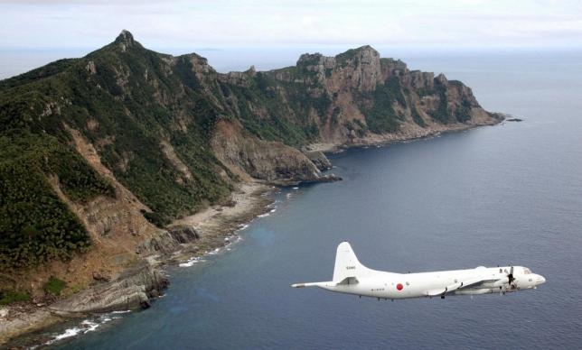 Máy bay của Lực lượng phòng vệ Nhật Bản tuần tra khu vực quần đảo Senkaku trên biển Hoa Đông (Ảnh: Reuters)